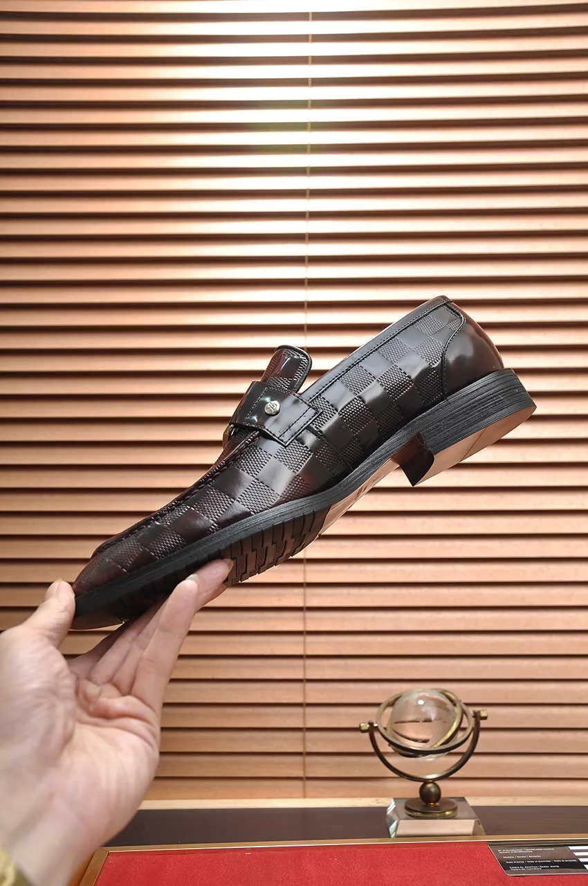 Men's men's shoes 💰520💶 [LV] (original single cowhide lining) 🍀LV's latest genuine leather business suit shoes are launched simultaneously on the official website. The first-layer cowhide imported from Italy is made of heavy gold, 💥official website 1:1 rubber outsole. Versatile to wear, high-end without losing class, and the color combination is extraordinary. This four-season style is alluring when worn on your feet, showing off your big-name flair. Standard code 38-45 (45 customized)